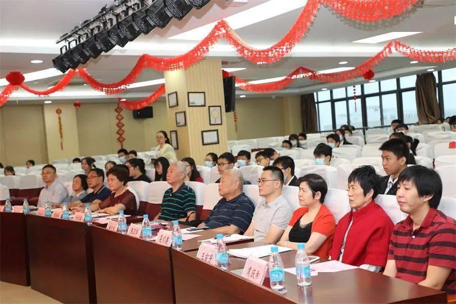情感情绪)晚上我去图书馆看书了，回来以后一个同学问我干什么去了，我说去图书馆了，感觉他好像马上放...